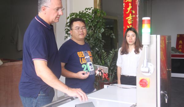 國外客戶來訪我司對稱重設(shè)備進行考察